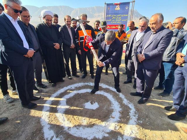 استاندار اصفهان کلنگ زیرگذر «گردنه رخ» را به زمین زد