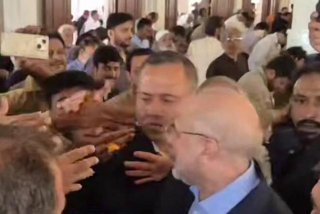 فیلم/ حضور قالیباف در جمع نمازگزاران مسجد یثرب کراچی