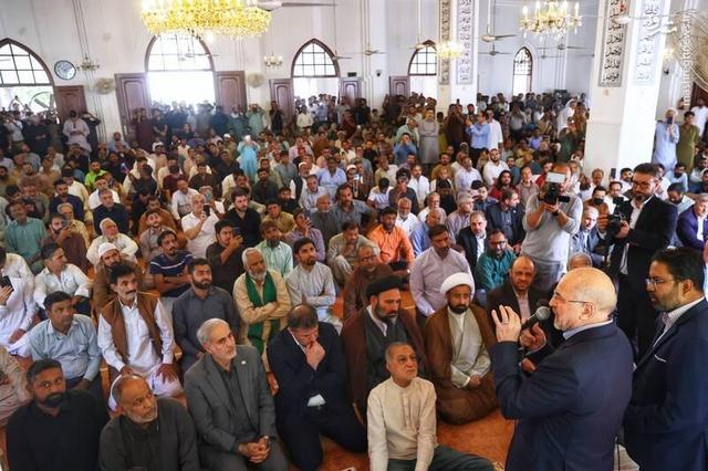 فیلم/ حضور قالیباف در نماز جمعه مسجد یثرب کراچی