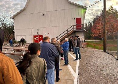 صف طولانی دریافت غذای رایگان در کالیفرنیا! + فیلم