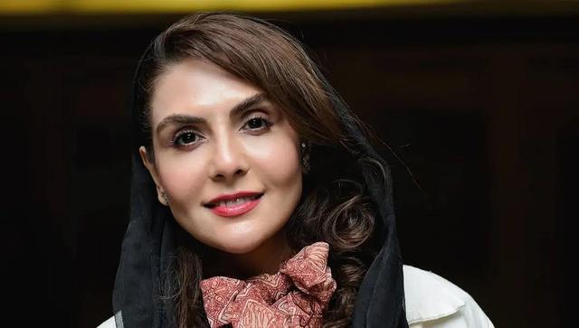 استایل رسمی و شیک شیوا مکی‌نیان؛ کت سفید و عینک آویزان در یک رویداد هنری (عکس)