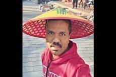 نماز خواندن بازیگر سریال ستایش روی دیوار چین (فیلم)