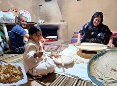 پخت کشک بادمجان سنتی روی آتش در روستا (فیلم)