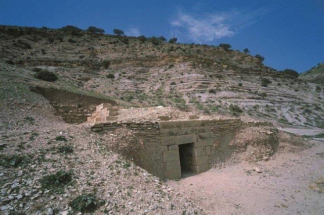 ایوان؛ هم‌نشینی تاریخ ساسانی و افسانه‌های عاشقانه