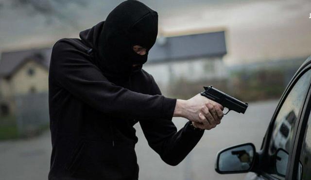 ببینید | حمله به خانه و حریم خصوصی زن ایرانی در کانادا مقابل لنز دوربینهای مدار بسته