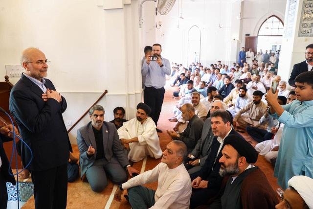 بوسه قالیباف بر دست نمازگزار پاکستانی/ تصاویر دیدنی از حضور رییس مجلس در نمازجمعه کراچی