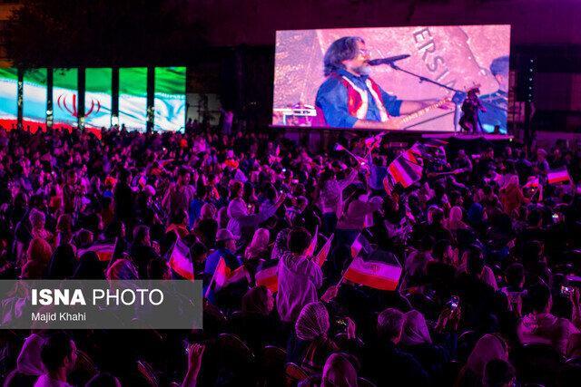 چرا همایون شجریان در میدان آزادی، نه اما پرواز همای، حامد همایون، میثم ابراهیمی و راغب در میدان انقلاب، آری؟/ مراسمی با جمعیتی سازمان‌یافته