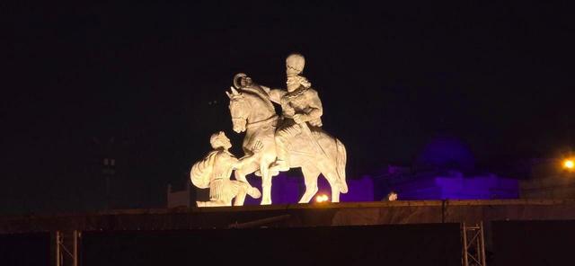 تندیس میدان انقلاب، دور از واقعیت/ مشاور تاریخی کنار مجسمه‌ساز بوده؟