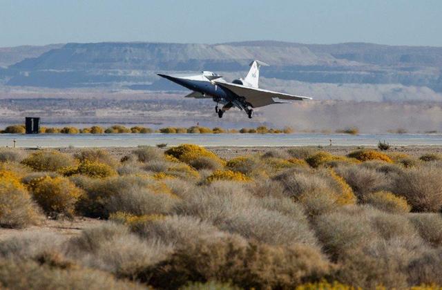 شکستن دیوار صوتی با صدای بستن درِ خودرو! | عکس‌های دیده‌نشده از فرود اولین هواپیمای مافوق صوت X-59