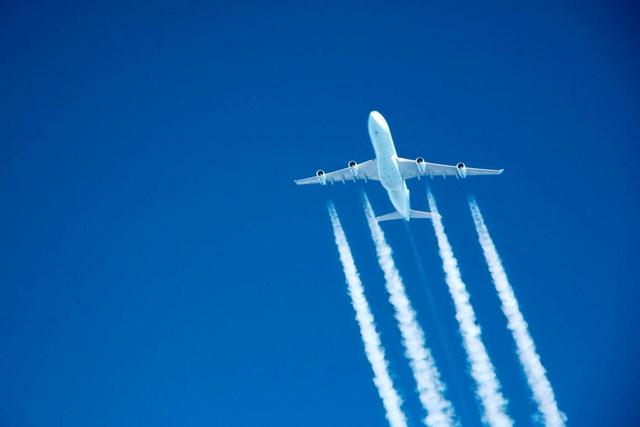 خط سفید هواپیما بر فراز شهرهای‌مان چیست؟