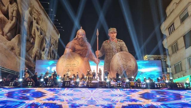 در «شبِ ایران» میدان انقلاب چه گذشت؟/ قوت گرفتن اجرای همایون در آزادی