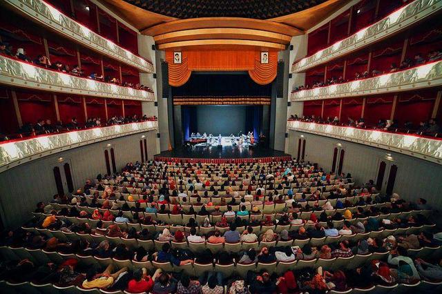 چهره‌های سینما و تلویزیون روی صحنه تئاتر