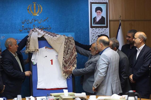 پیراهن تیم ملی فوتسال دانشآموزان رونمایی شد/ نگاه راهبردی به ورزش مدارس