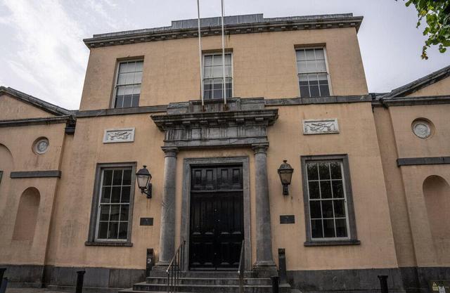 خنثی‌سازی حمله تروریستی به مسجد در ایرلند؛ دو متهم بازداشت و به دادگاه منتقل شدند