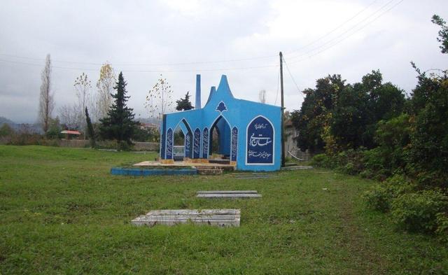 بنای یادبود سلمان در چنگ باران و رطوبت؛ به جای ترمیم، رنگ می‌کنند!