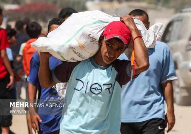 ورود تعداد کمی از کمک‌های بشردوستانه به نوار غزه