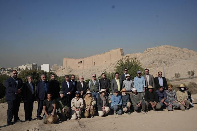 بازدید قائم‌مقام وزبر و معاون میراث‌فرهنگی از محوطه تاریخی چشمه‌علی/ دارابی: همه دستگاه‌های مرتبط برای بازگرداندن آب به چشمه‌علی مصمم هستند
