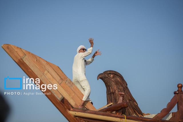آخرین لنج‌ چوبی ایران پس از ۱۲ سال انتظار در بندر کُنگ به‌آب انداخته شد