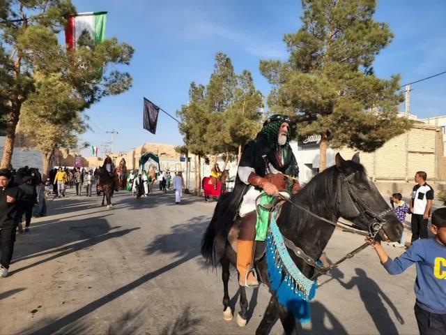 ابرکوه، غرق در شور رضوی؛ آیین استقبال نمادین از امام رضا(ع) برگزار شد