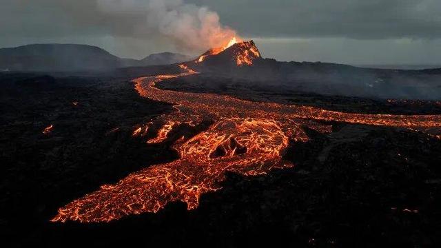 ویدیویی آخرالزمانی از فوران آتشفشان؛ سیل مواد مذاب راه افتاد