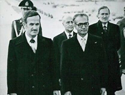 یادداشت‌های علم، یکشنبه ۲۶ فروردین ۱۳۵۲: شاه گفت «تلگراف حافظ اسد را امضاء می‌کنم، می‌خواهیم با آن‌ها رابطه برقرار کنیم»