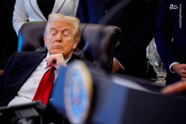عکس/ چرت زدن ترامپ در اتاق بیضی