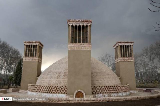 تصویر زیبای ماه بر فراز بادگیرهای یزد