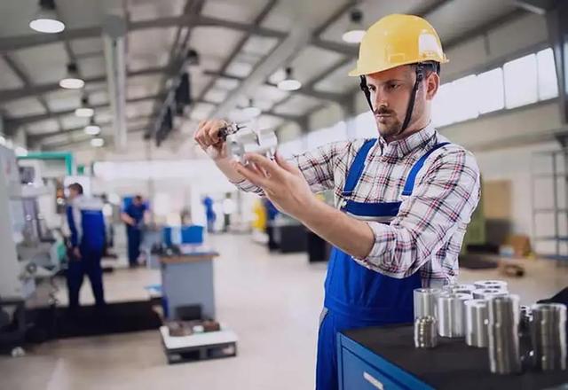 تجلیل از برترین واحدهای کنترل کیفیت در همایش روز ملی کیفیت یزد