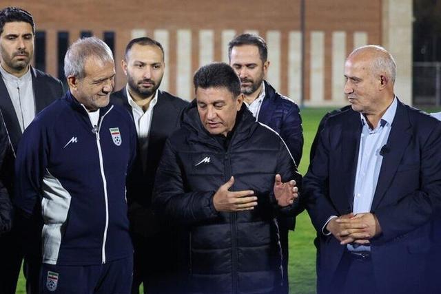 حضور رئیس جمهور در تمرین تیم ملی فوتبال/ پزشکیان پا به توپ شد