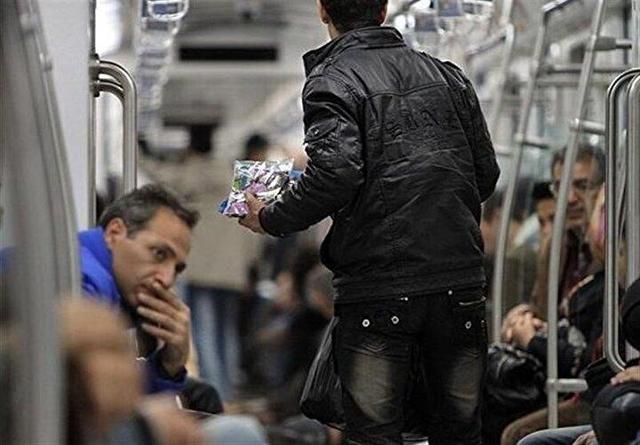 از کاسبی احساس تا دستفروشی اجناس مختلف؛ تصویر آشنای مترو برای شهروندان
