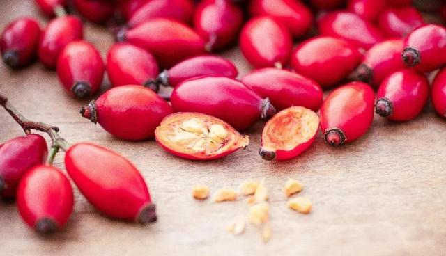 استفاده از میوه گل رز برای افزایش سطح ویتامین ث و ئی در فصل پاییز