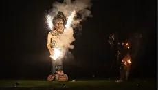 عروسک نخست‌وزیر انگلیس به آتش کشیده شد (فیلم)