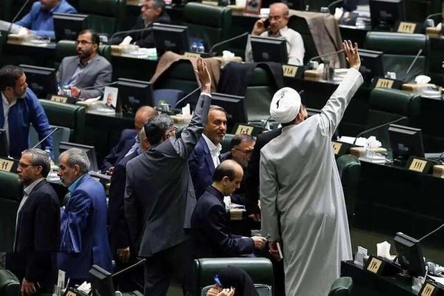 انتقاد روزنامه شهرداری تهران از نقش منفی مجلس در فضا سیاسی کشور/ «وحدت پارلمانی»؛ سپر راهبردی اقتصاد و اعتماد ملی است