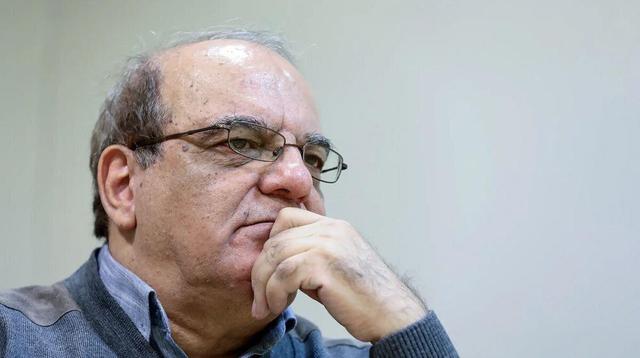 خطاب تند عباس عبدی به پزشکیان در مورد قیمت بنزین: خود دانید و مملکت تون!