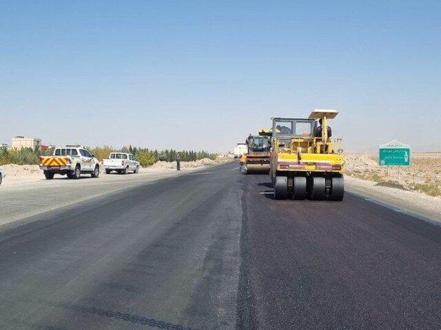 عملیات بهسازی و شانه‌سازی در جاده ترانزیتی سیرجان - حاجی‌آباد آغاز شد