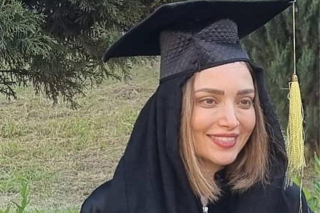 ببینید | اشک شوق بهنوش طباطبایی، بازیگر سینما در جشن فارغ التحصیلی دکترای روانشناسی