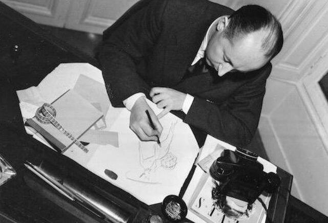 این مرد با طراحی دامن بلند زنان را به جان هم انداخت/ اکثر کارهایش را پس از گرفتن فال ورق انجام میداد