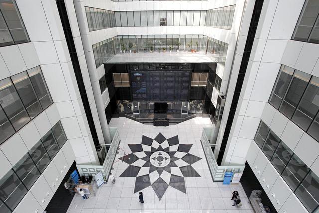 خروج ۲۰۰۰ میلیارد تومان نقدینگی از بازار سرمایه | نزول بورس تا کجا ادامه دارد؟