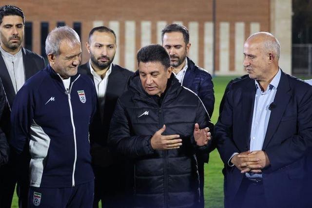 اولین تصاویر از حضور پزشکیان در اردوی تیم ملی فوتبال | آمادگی بدنی شگفت‌انگیز رئیس جمهور در تمرینات را ببینید