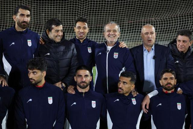 دکتر پزشکیان همراه با ملی‌پوشان فوتبال کشورمان پا به توپ شد