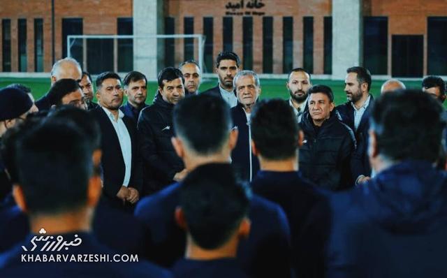پزشکیان پا به توپ شد/ رئیس جمهور مقابل ستاره‌های تیم ملی و قلعه‌نویی +عکس
