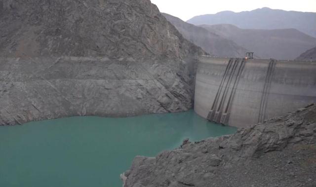 نمایی از وضعیت تراز آب سد کرج در پائین‌ترین سطح تاریخی