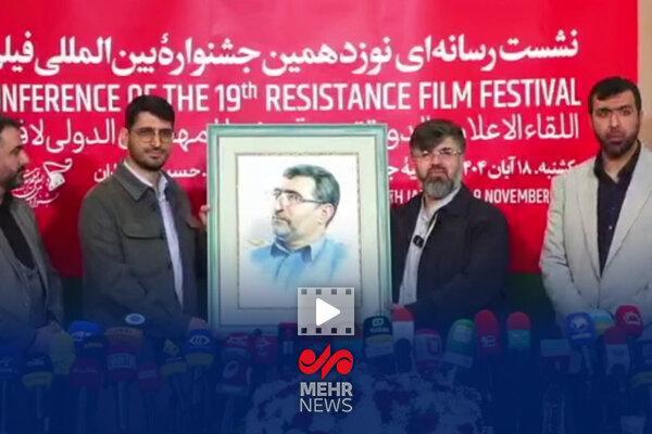 بوسه فرزند شهید محمود باقری بر تابلوی نقاشی پدرش