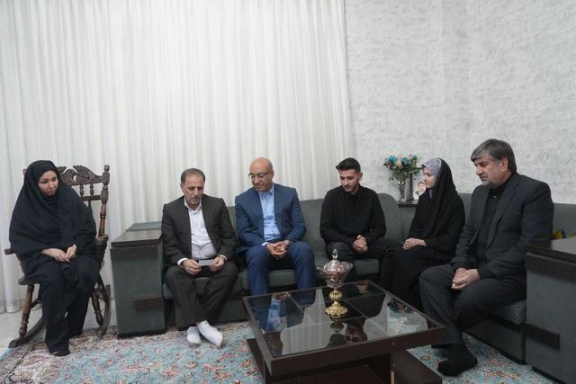 ادای احترام استاندار کرمانشاه به خانواده‌ شهید «احمد محمدی»