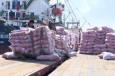 تخلیه و بارگیری هزار و ۲۰۰ تن برنج پاکستانی در هرمزگان