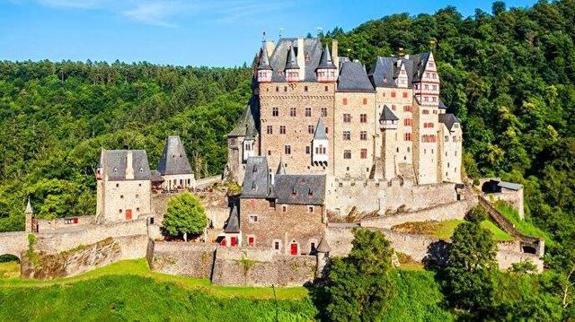 قلعۀ تاریخی آلمانی که از 900 سال قبل تا امروز در اختیار یک خاندان بوده است