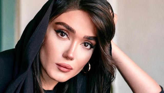 چهره کتابخوان فرزانه قاسم‌زاده/ بازیگر جوان با استایلی شیک و ساده در یک فوتوشوت آرام ‌(عکس)