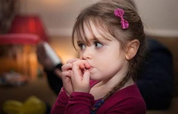 چرا کودکان ناخن می‌جوند؟