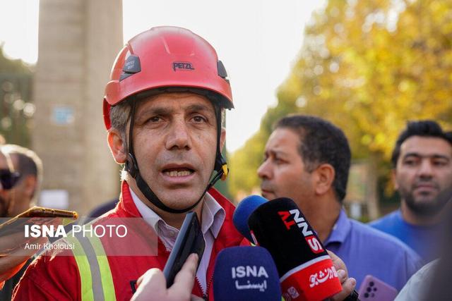 آتش‌سوزی در ساختمان در حال ساخت در غرب تهران/ سقوط دو کارگر از پشت‌بام حین فرار از حادثه