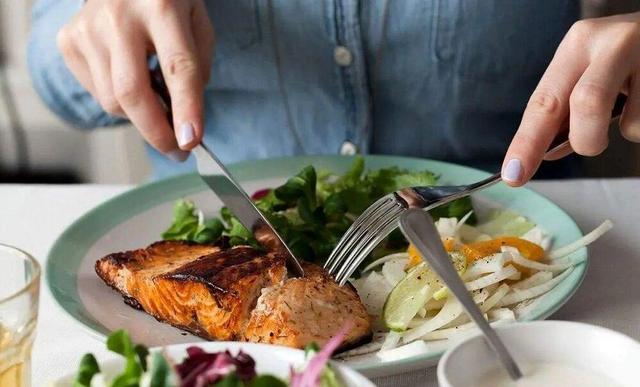 اثر زمان‌بندی وعده‌های غذایی بر متابولیسم و سلامت